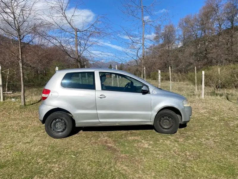 Auto Volkswagen Fox 1.6 plateado en buen estado - 4