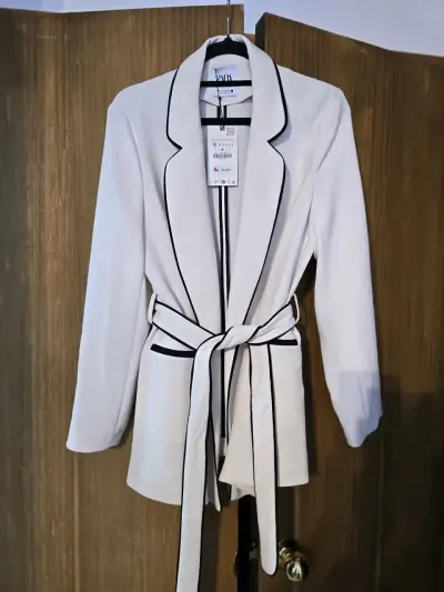 Blazer blanco con ribetes negros Zara talla M - miniatura 1