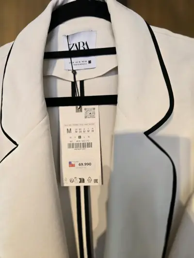 Blazer blanco con ribetes negros Zara talla M - miniatura 2