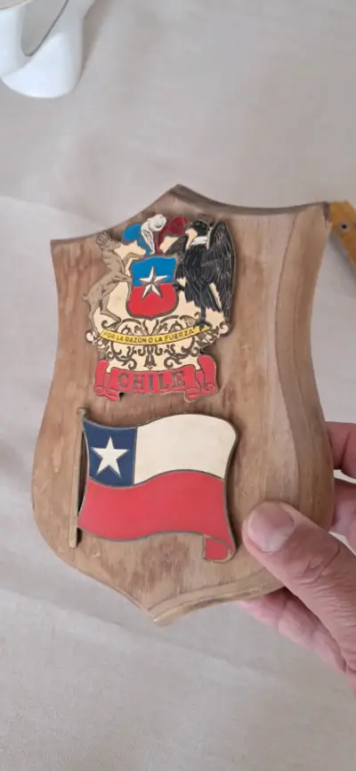 Escudo de madera con bandera de Chile en bronce - miniatura 1