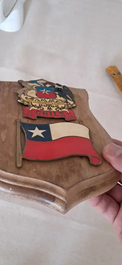 Escudo de madera con bandera de Chile en bronce - miniatura 2