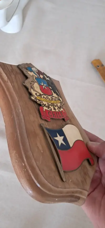 Escudo de madera con bandera de Chile en bronce - miniatura 3