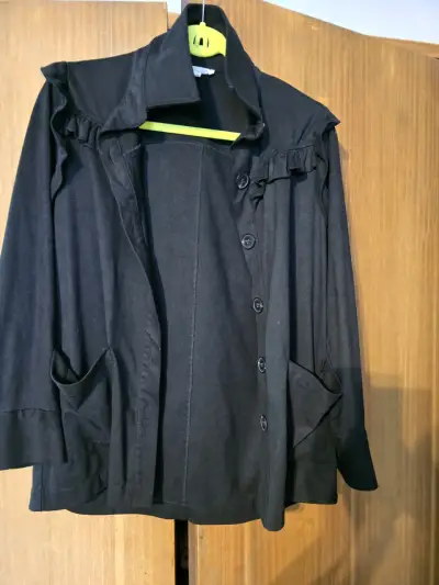 Chaqueta negra con volantes para mujer - miniatura 1
