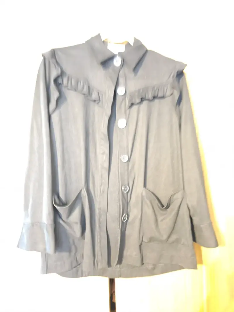 Chaqueta negra con volantes para mujer - 2