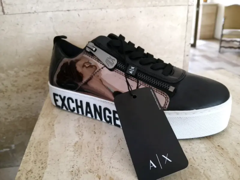 Zapatillas Armani Exchange negras con detalles metálicos - 1