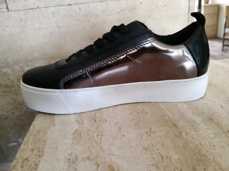 Zapatillas Armani Exchange negras con detalles metálicos - 4