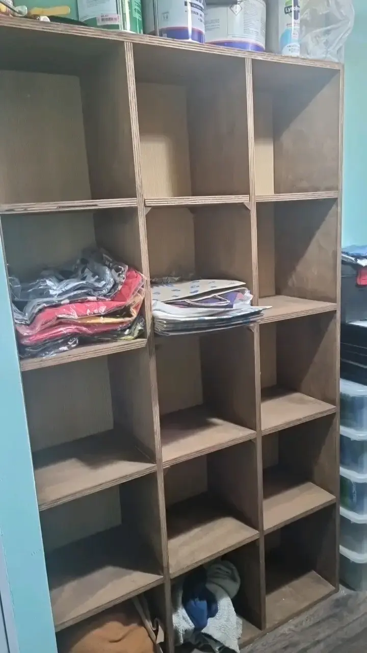 Estantería de madera con múltiples compartimentos - 1
