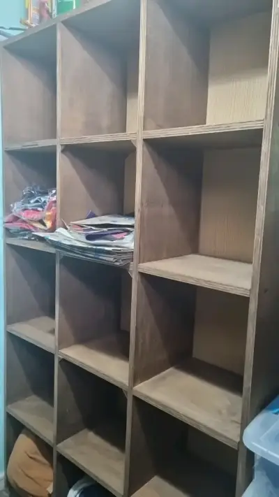 Estantería de madera con múltiples compartimentos - miniatura 2