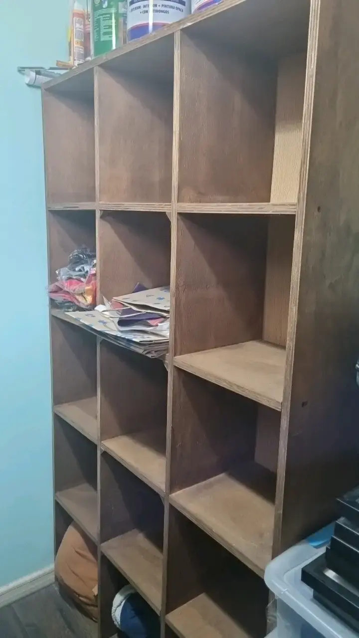 Estantería de madera con múltiples compartimentos - 3