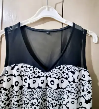 Vestido sin mangas estampado floral blanco y negro - miniatura 1