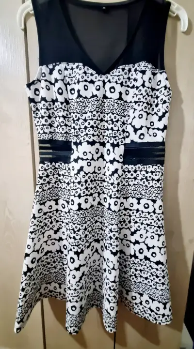 Vestido sin mangas estampado floral blanco y negro - miniatura 2