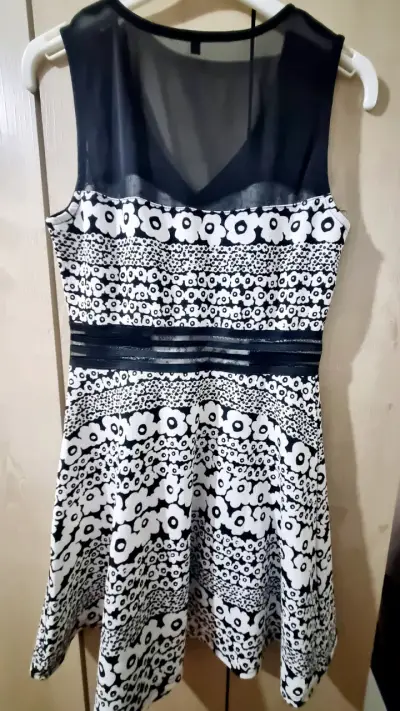 Vestido sin mangas estampado floral blanco y negro - miniatura 4