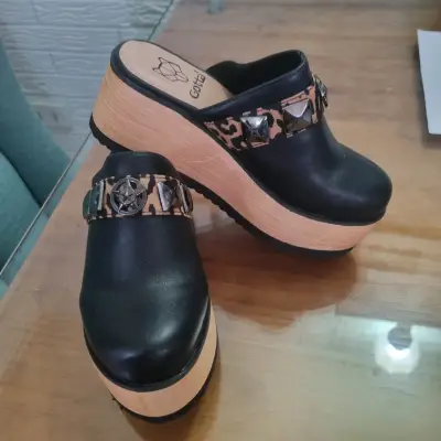 Zuecos de plataforma negros con diseño animal print - miniatura 1
