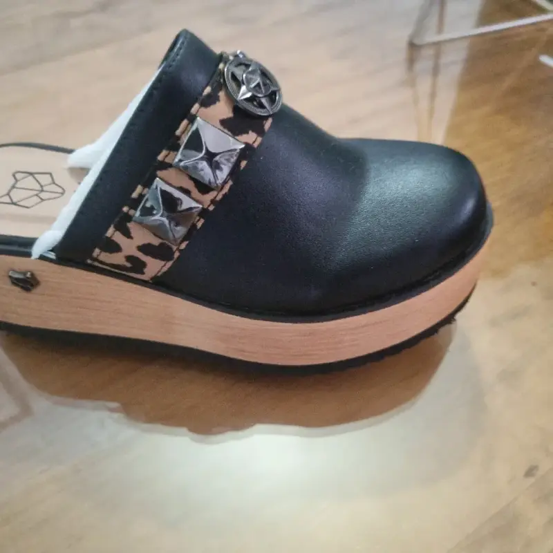 Zuecos de plataforma negros con diseño animal print - 2