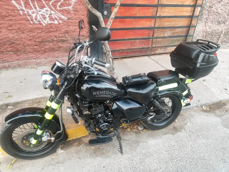 Moto Renegade Commando con maletero - 4