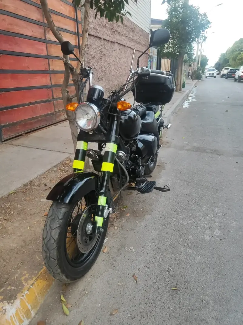 Moto Renegade Commando con maletero - 5