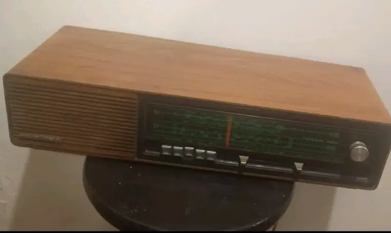 Radio vintage Grundig con diseño de madera