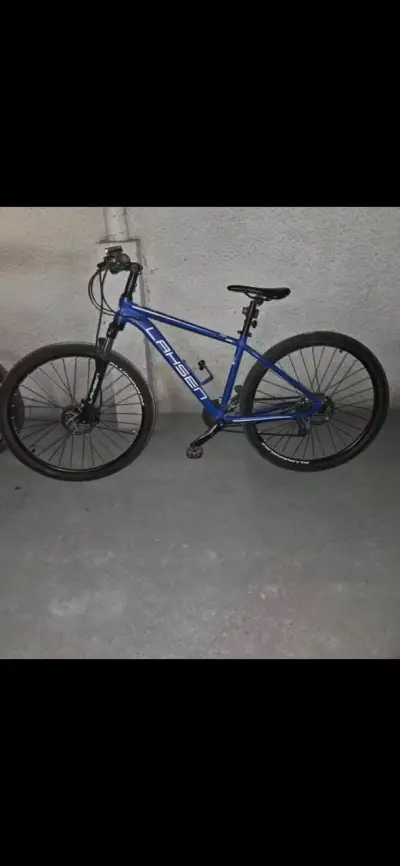 Bicicleta de montaña Lahsen azul en buen estado - miniatura 1