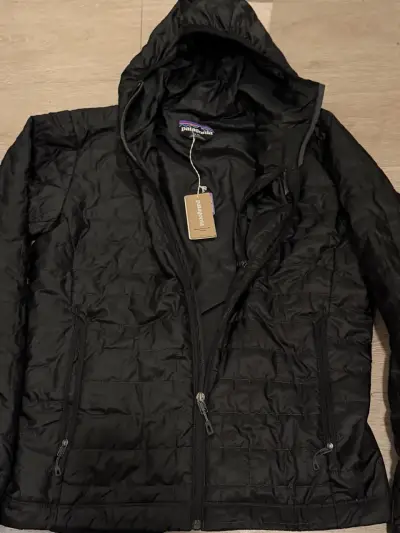 Chaqueta Patagonia Nano Puff negra con capucha - miniatura 1
