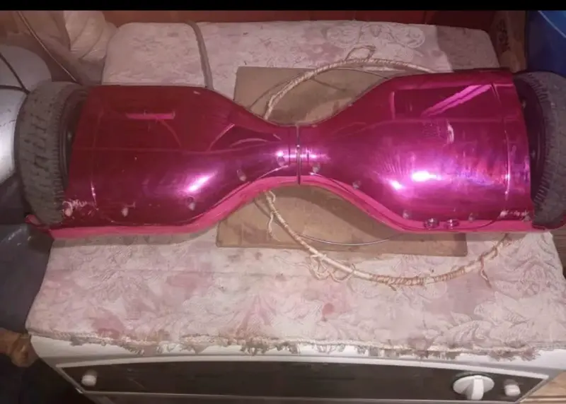 Hoverboard eléctrico rosa con leves desgastes