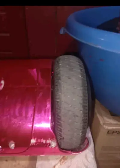 Hoverboard eléctrico rosa con leves desgastes - miniatura 3