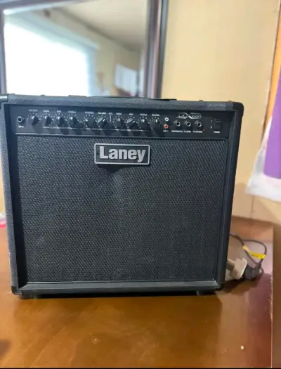 Amplificador de guitarra Laney LX65R con reverb - miniatura 2