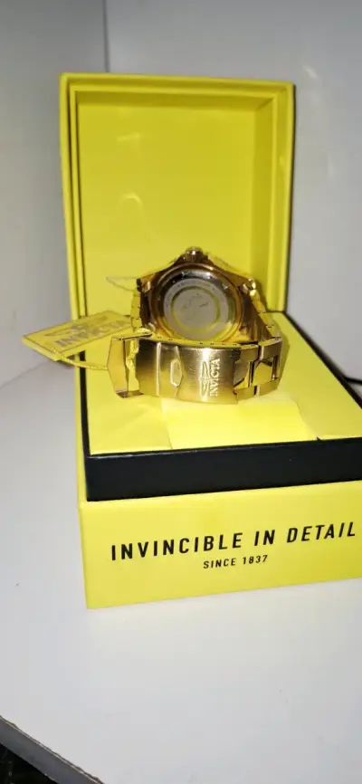 Reloj Invicta dorado con caja original - miniatura 2