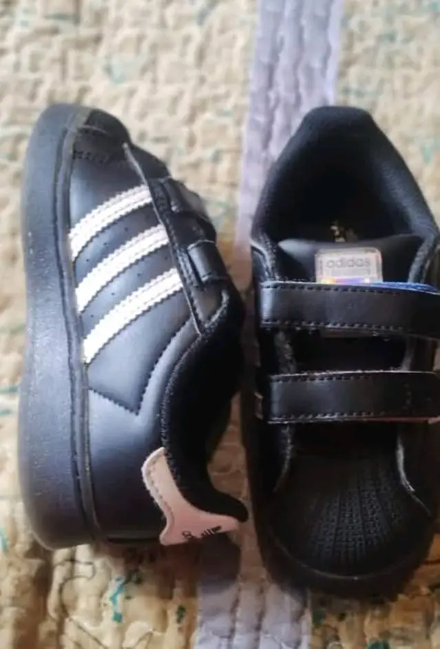 Zapatillas negras para niños Adidas con velcro - 3