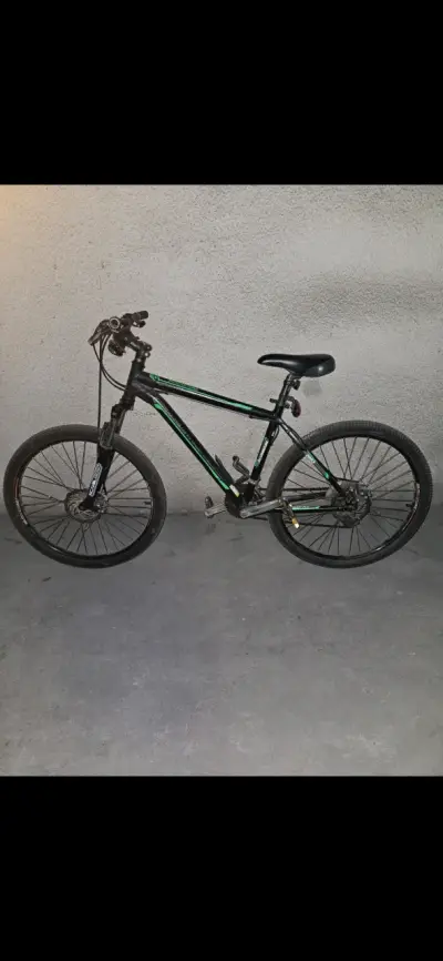Bicicleta Aluminio de montaña negra con suspensión - miniatura 1
