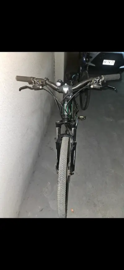 Bicicleta Aluminio de montaña negra con suspensión - miniatura 2