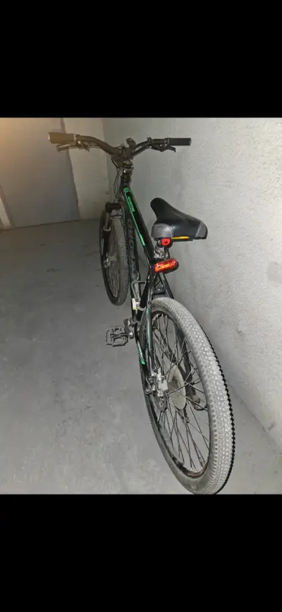 Bicicleta Aluminio de montaña negra con suspensión - miniatura 3