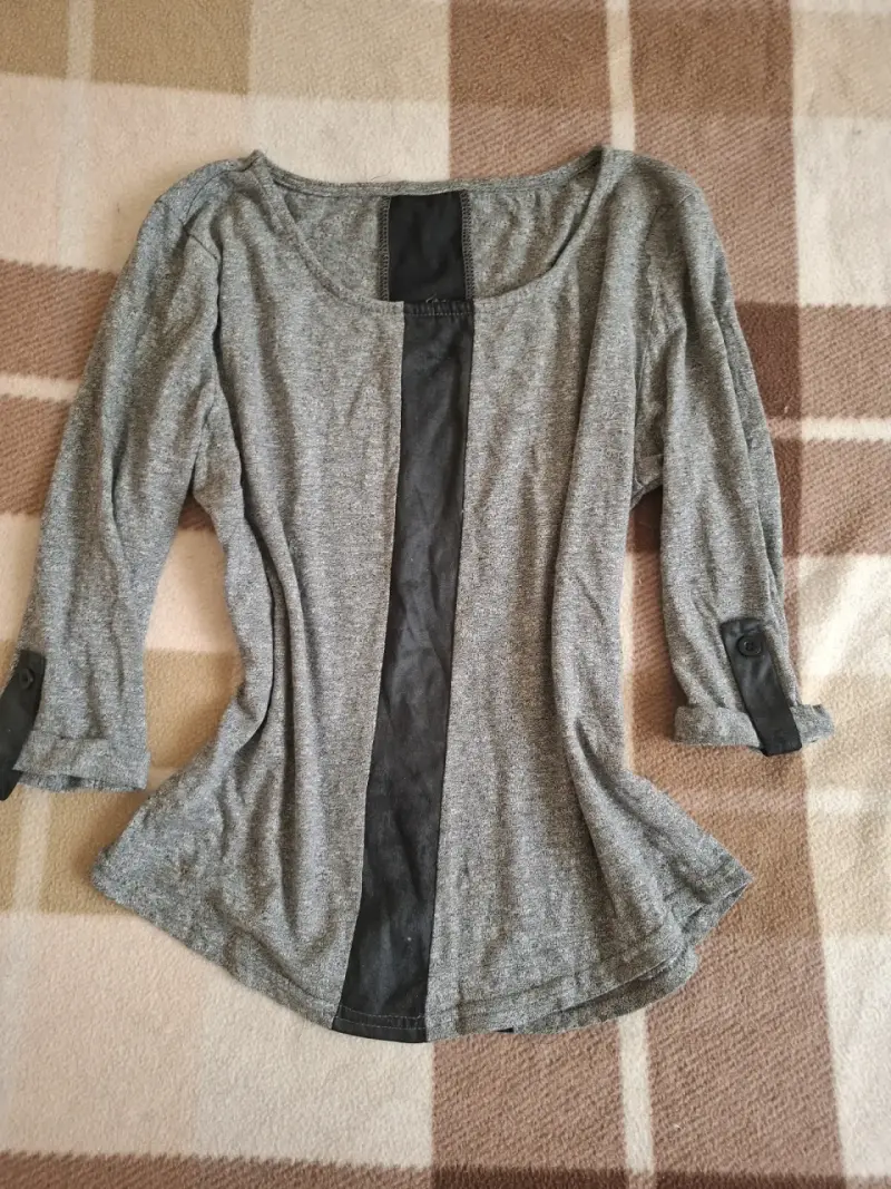 Polera gris con detalle negro para mujer XS/S