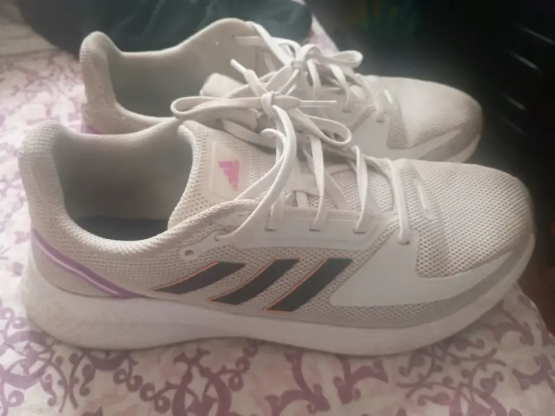 Zapatillas deportivas Adidas blancas con detalles morados