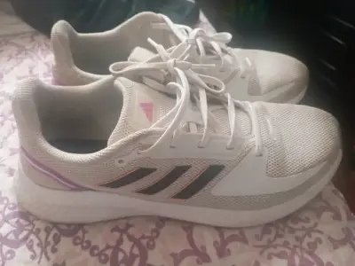 Zapatillas deportivas Adidas blancas con detalles morados - miniatura 1