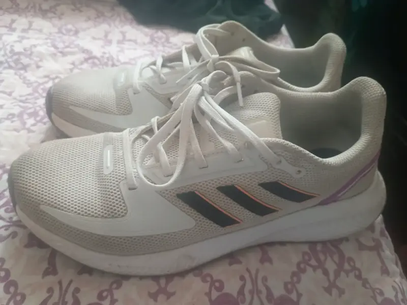 Zapatillas deportivas Adidas blancas con detalles morados - 2