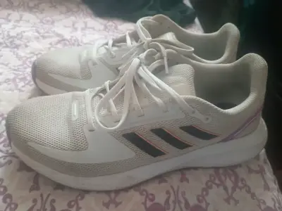 Zapatillas deportivas Adidas blancas con detalles morados - miniatura 2