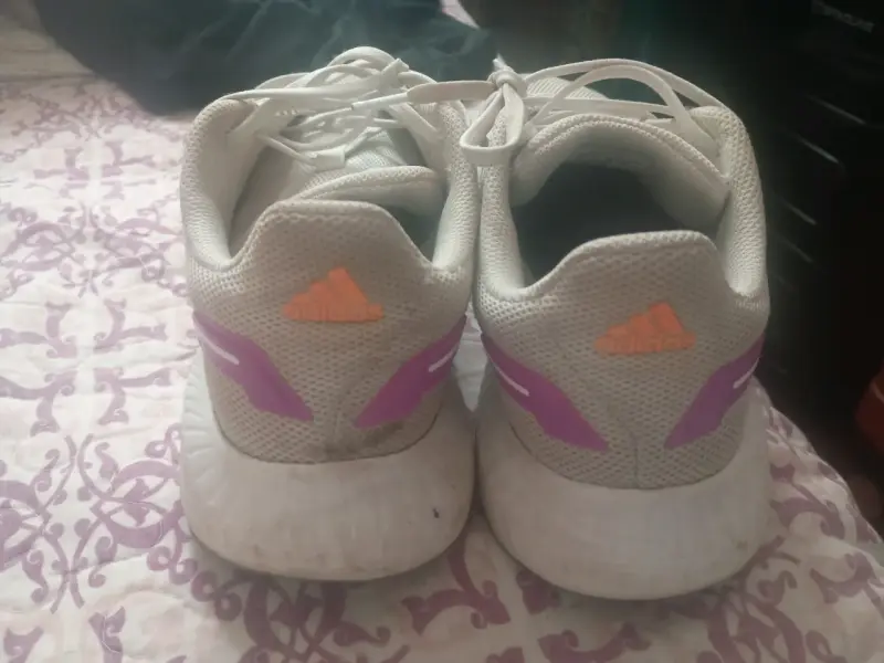 Zapatillas deportivas Adidas blancas con detalles morados - 3