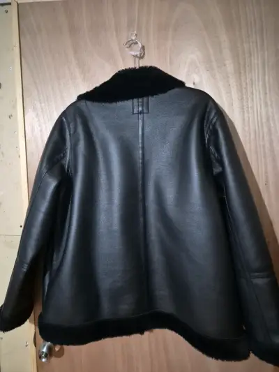 Chaqueta de cuero sintético negra con forro de piel - miniatura 1
