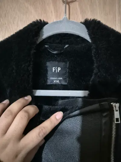 Chaqueta de cuero sintético negra con forro de piel - miniatura 2