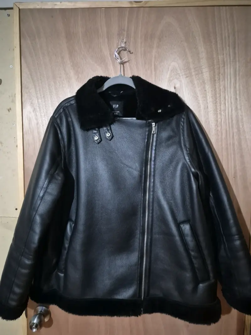 Chaqueta de cuero sintético negra con forro de piel - 3