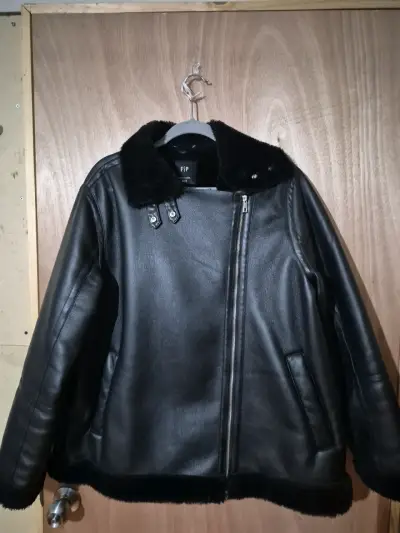 Chaqueta de cuero sintético negra con forro de piel - miniatura 3
