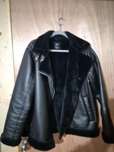 Chaqueta de cuero sintético negra con forro de piel - miniatura 4