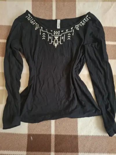 Polera negra con bordado étnico - miniatura 1