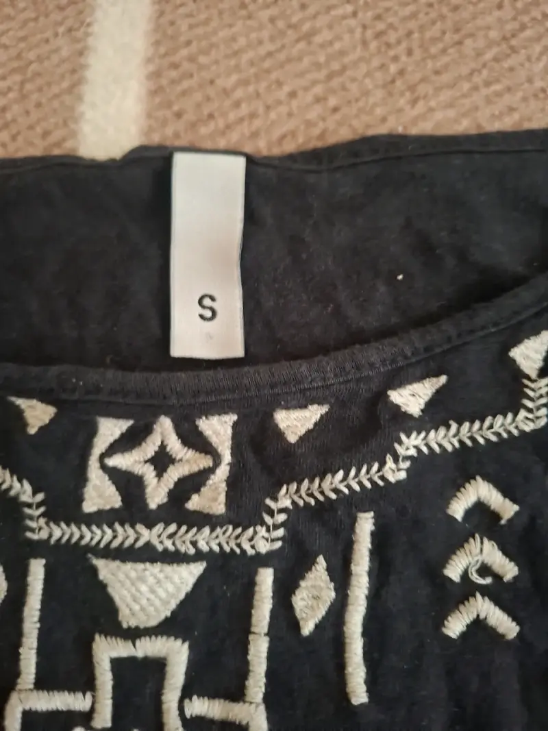 Polera negra con bordado étnico - 2