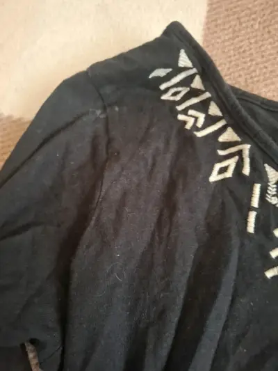 Polera negra con bordado étnico - miniatura 3