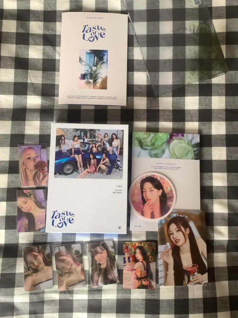 Álbum Taste of Love de TWICE con Photocards - 1