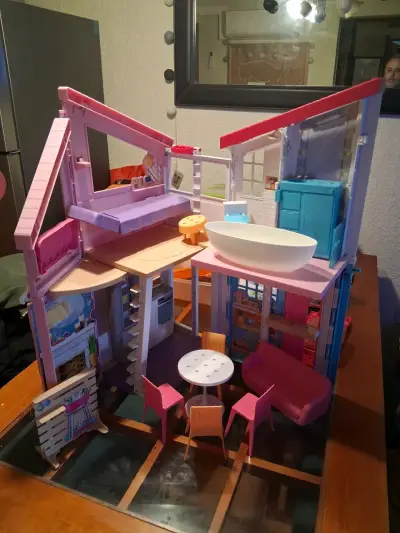 Casa de muñecas Barbie de dos pisos con muebles - miniatura 2