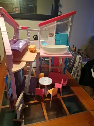 Casa de muñecas Barbie de dos pisos con muebles - miniatura 4