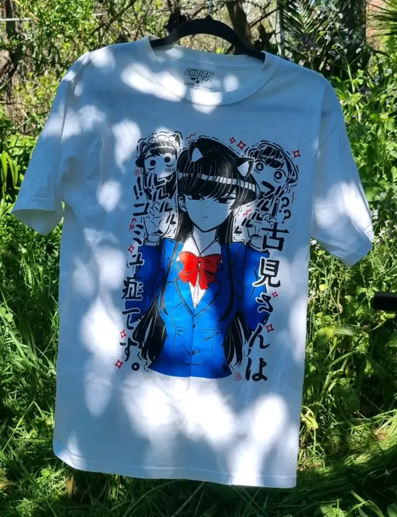 Polera anime blanca con diseño gráfico - 1