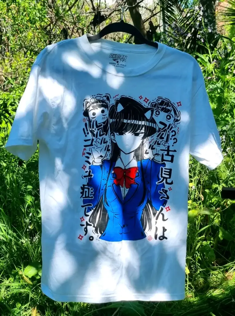 Polera anime blanca con diseño gráfico - 2